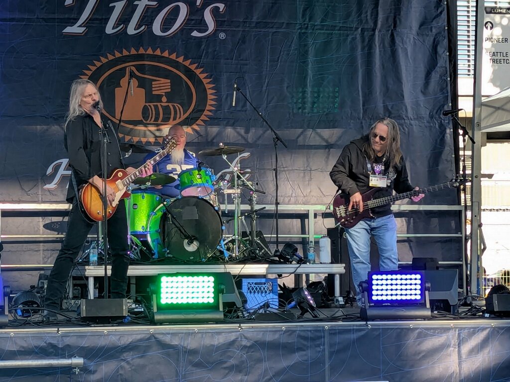 The Shortcutz performing live
